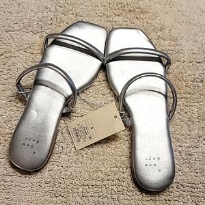 NWT DOUBLE BANDED SILVER COMFORT SLIDE SIZE 6